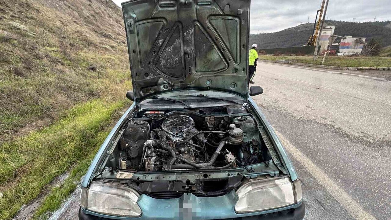 Karabük'te Seyir Halindeki Otomobilin Motorunda Yangın Söndürüldü