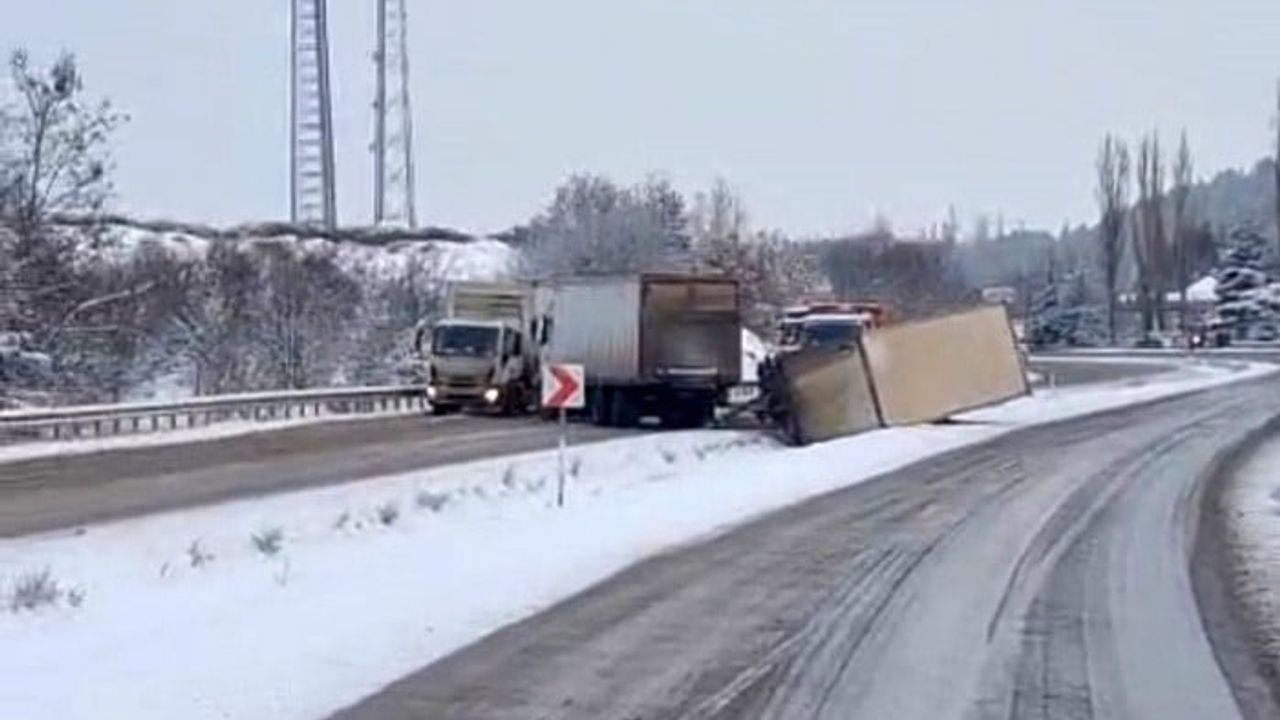 Karabük’te Yoğun Kar: Ağaçlar Devrildi, Yollar Kapandı, Araçlar Kaydı