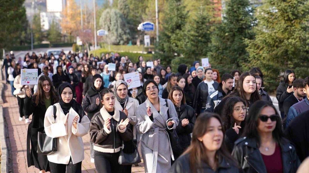 Karabük Üniversitesi'nde 3 Aralık Dünya Engelliler Günü: Kortej ve Uygulamalı Farkındalık