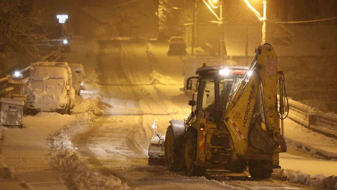 Karabük ve Safranbolu'da Kar Küreme ve Tuzlama Çalışmaları Aralıksız Sürüyor