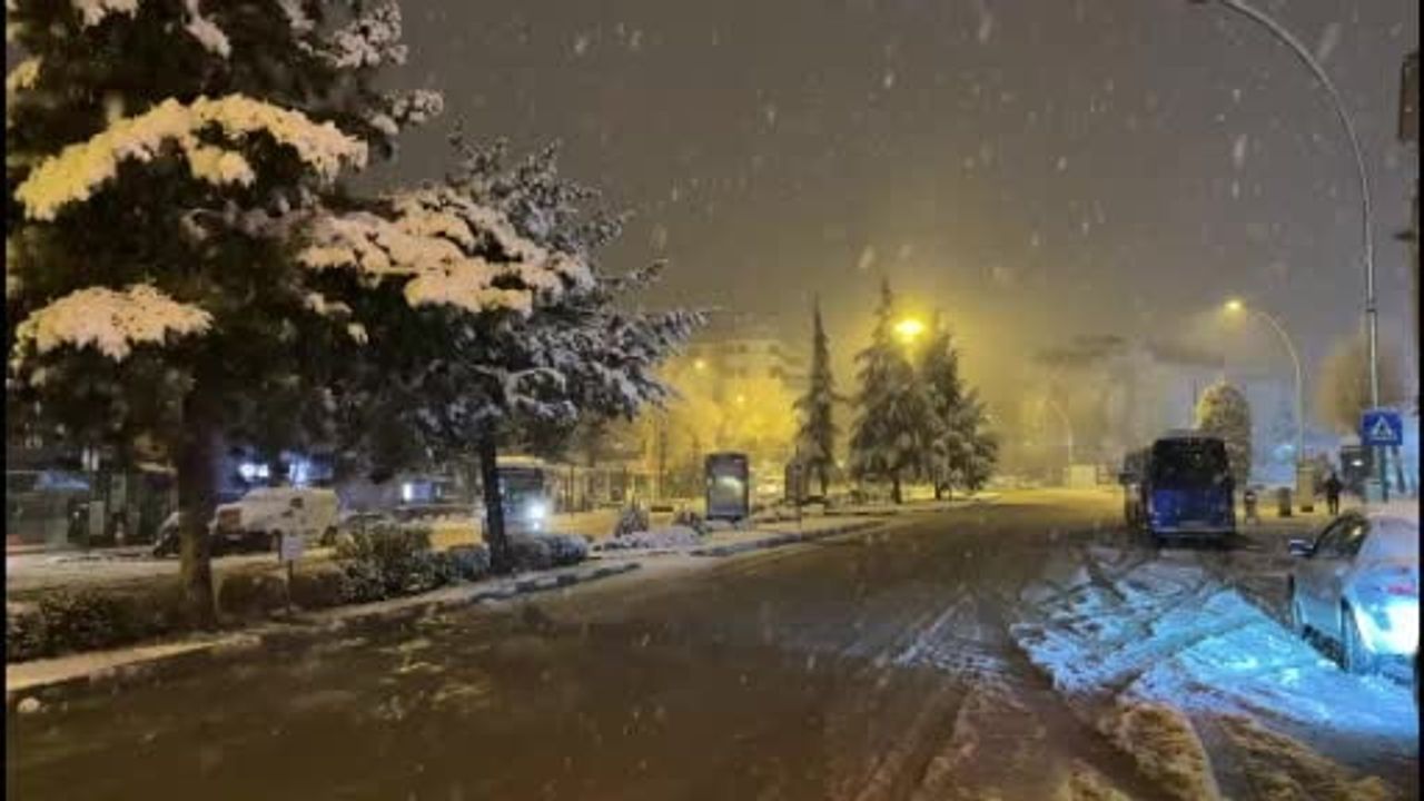 Karabük ve Safranbolu'da Yoğun Karla Mücadele: Kar Küreme ve Tuzlama Sürüyor