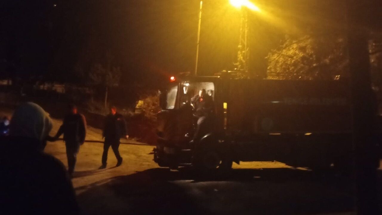 Karabük Yenice'de Minibüs Motoruna Sıkışan Kedi Kurtarıldı