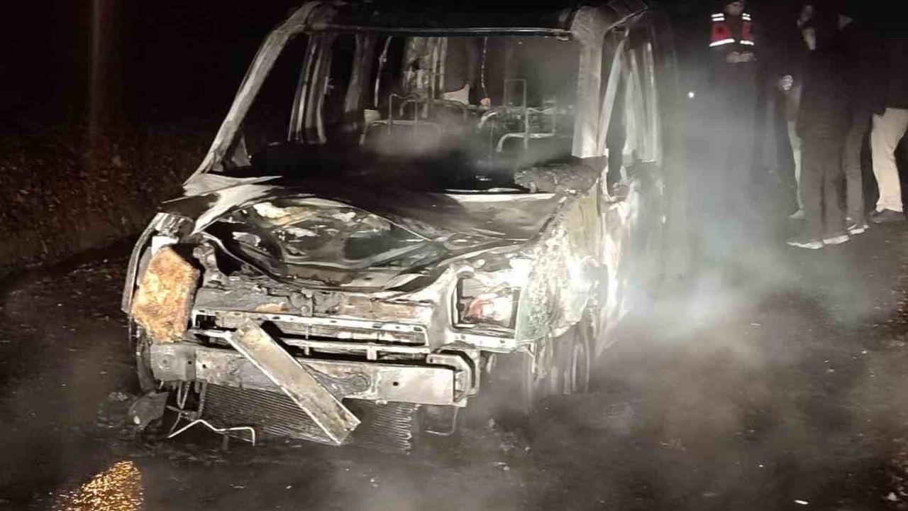 Karabük Yenice'de Seyir Halindeki Hafif Ticari Araç Alev Topuna Döndü