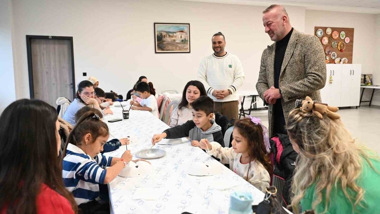 Karacabey Belediyesi'nden Anne-Çocuk Maske Boyama Atölyesi — Ergün Koç Kültür Merkezi'nde