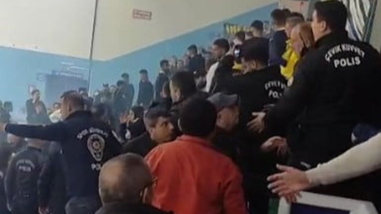 Karacabey Belediyespor - Fenerbahçe maçında sahaya patlayıcı atıldı; Karacabey 3-0