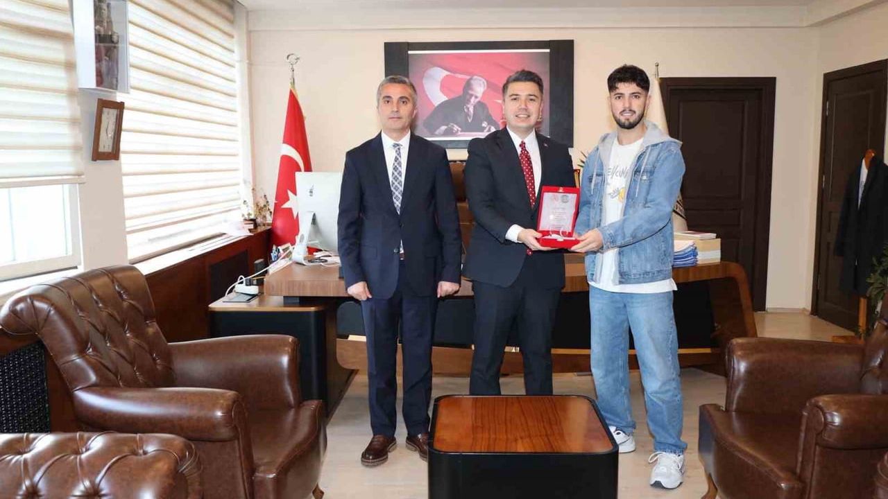 Karacasu’da Genç Sanatçı Arafat Ercan Plaketle Onurlandırıldı