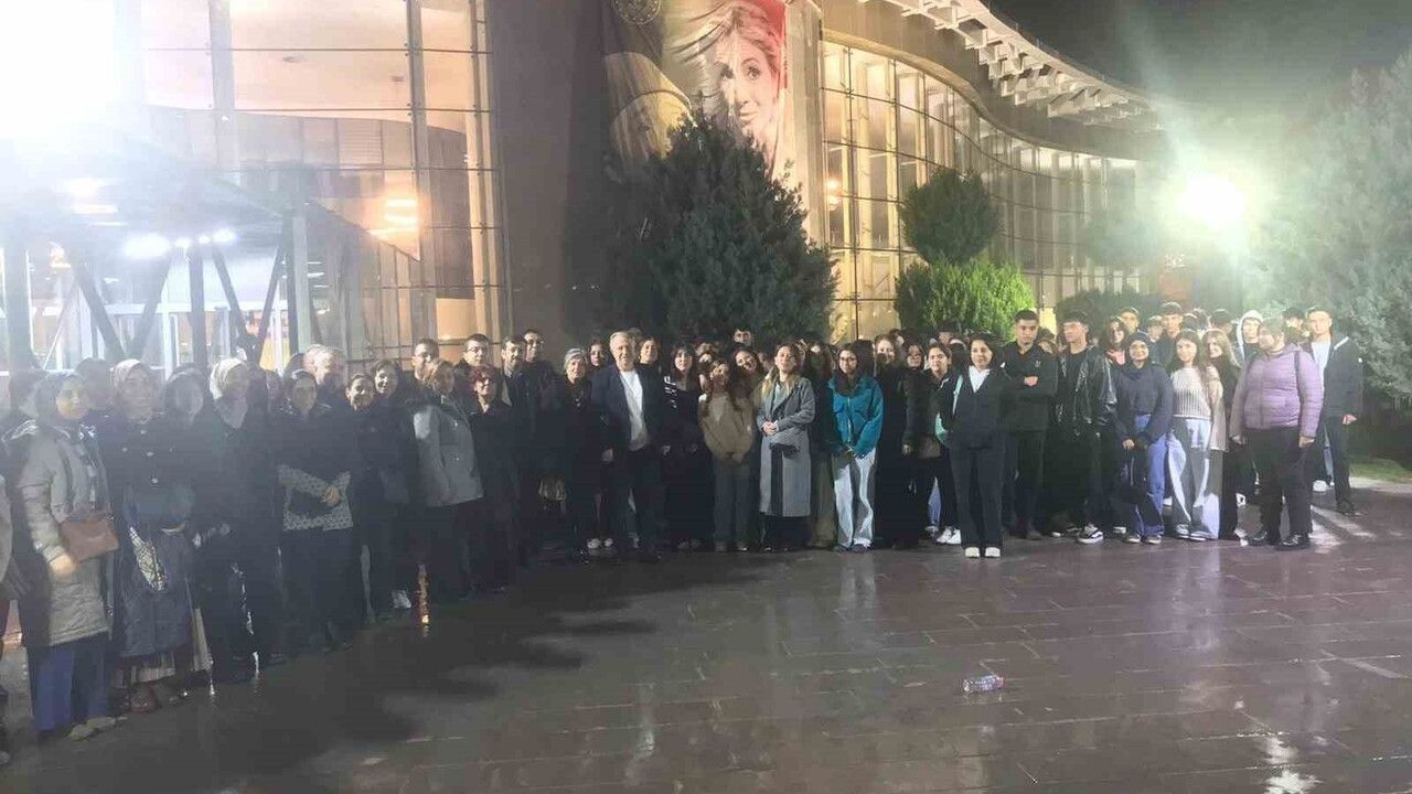 Karacasu’da Öğrenciler İzmir Devlet Tiyatrosu’nda Tiyatroyla Buluştu