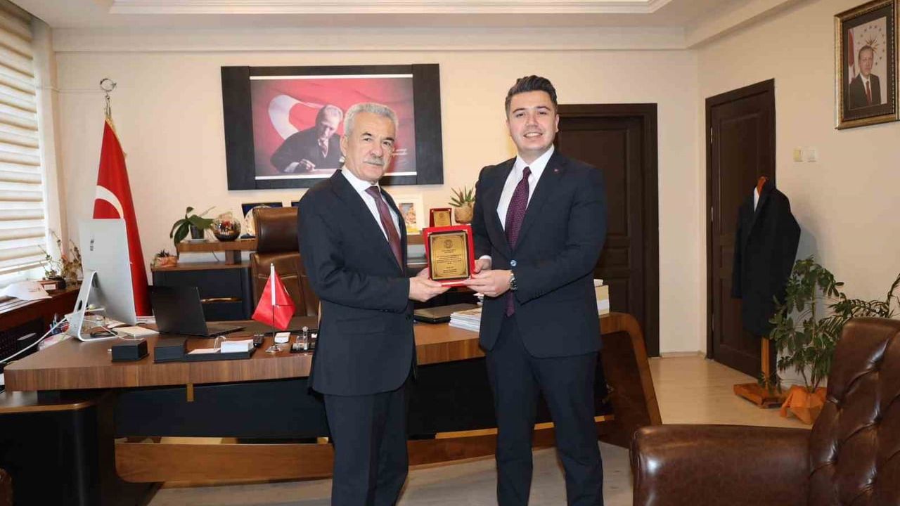 Karacasu'da veda yemeği: Savcı Ali Osman Tan ve Mal Müdürü Zekayi Amaç'a plaket