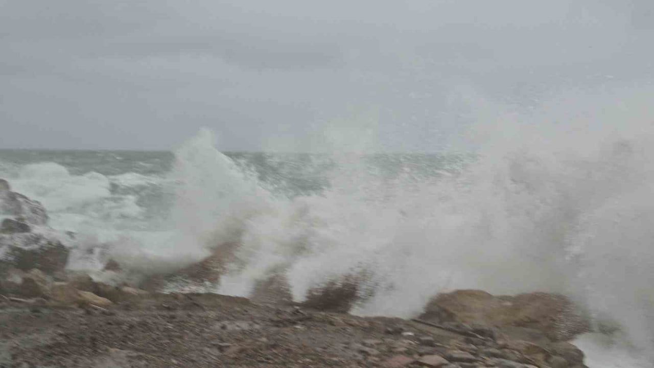 Karadeniz'de Fırtına: Doğal Gaz Sondaj Gemileri Amasra Limanı'na Sığındı