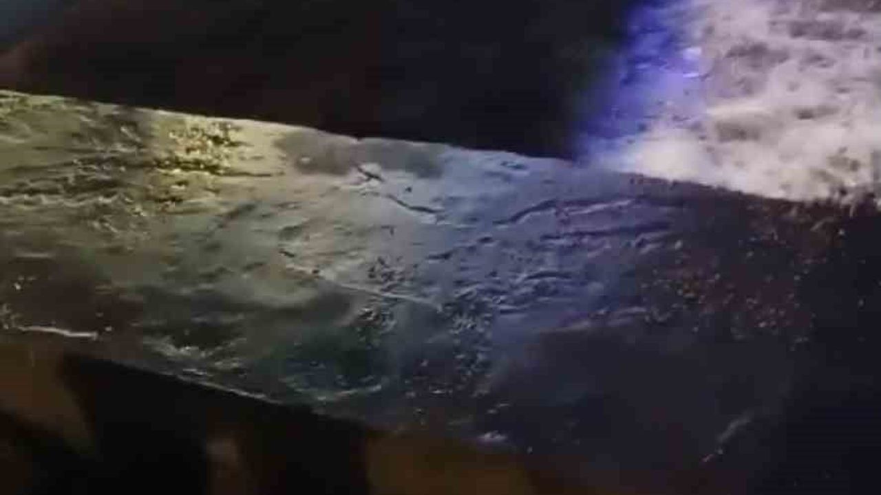 Karadeniz Ereğli'de fırtına: Dalgalarla savrulan teknenin kurtarılma anları