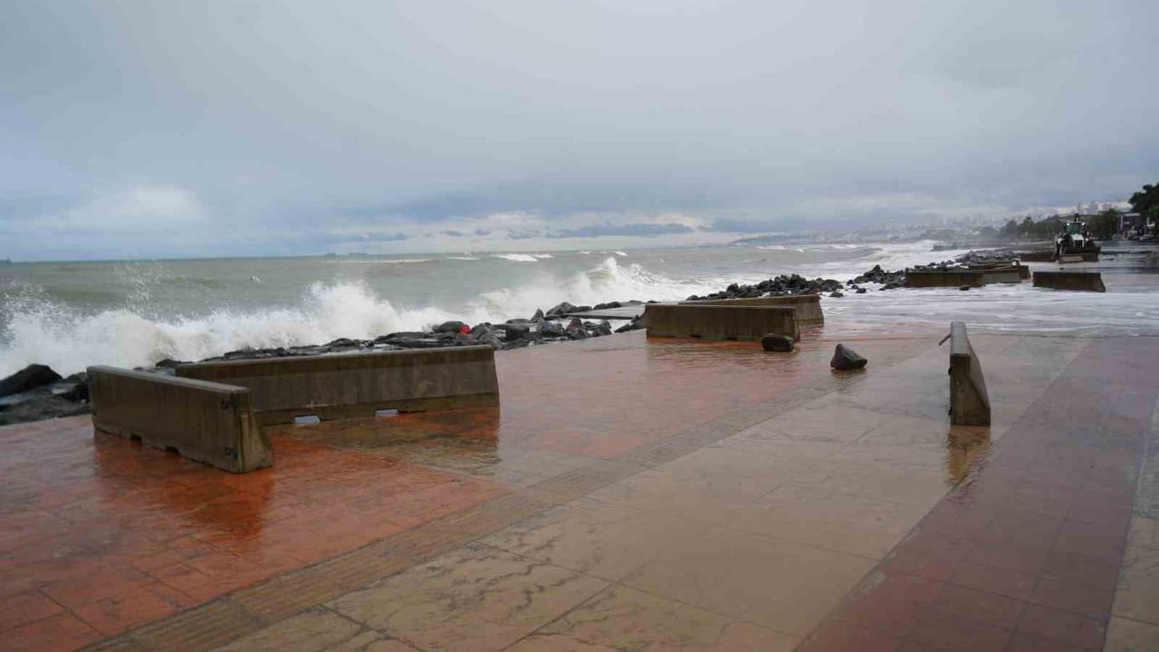 Karadeniz Fırtınası Atakum Körfez'i Vurdu: Dev Dalgalar Kıyıya Taş ve Kayaları Sürükledi