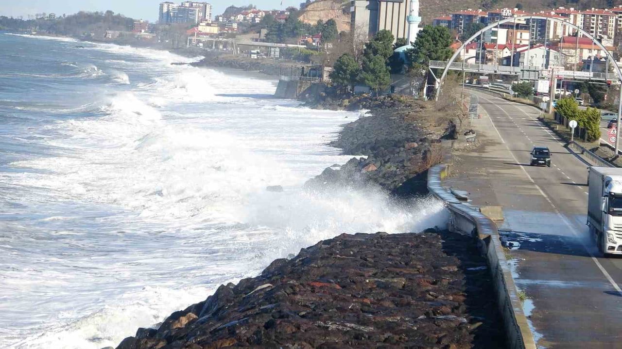 Karadeniz Sahil Yolu'nda Dalga ve Fırtına Alarmı: Giresun'da Trafik Uyarısı
