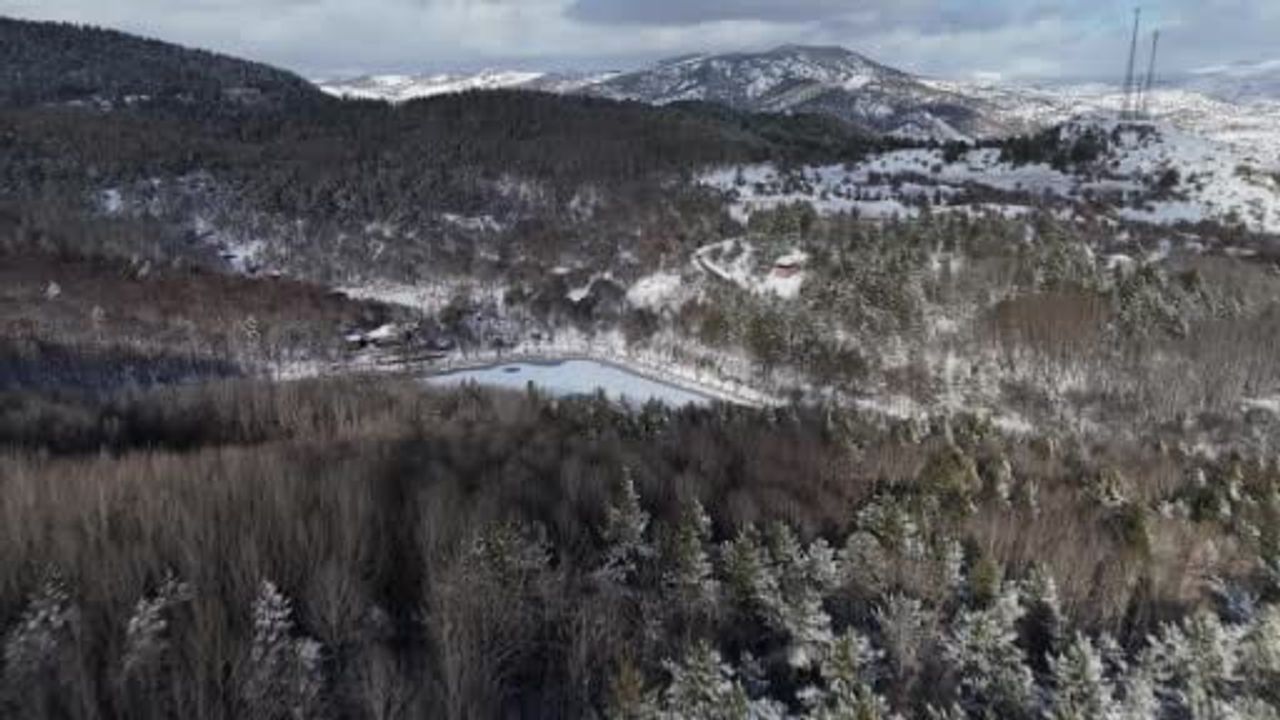 Karagöl Tabiat Parkı beyaza büründü: Gölün yüzeyi buz tuttu