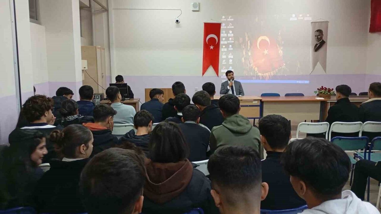 Karakoçan'da 'Peygamberimiz ve Şahsiyet İnşası' Konferansı