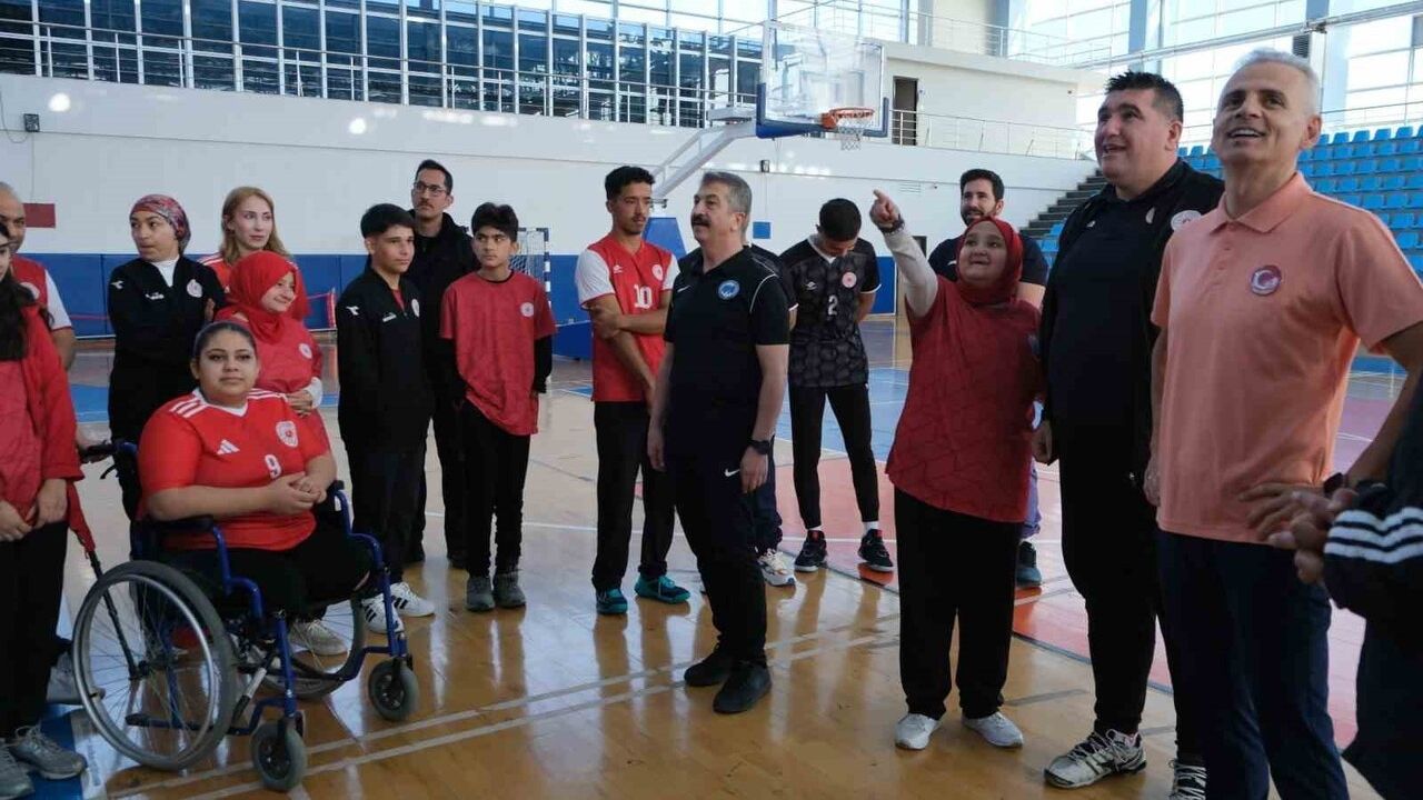 Karaman’da 3 Aralık’ta Oturarak Voleybol: Protokol Sporcularla Oynadı
