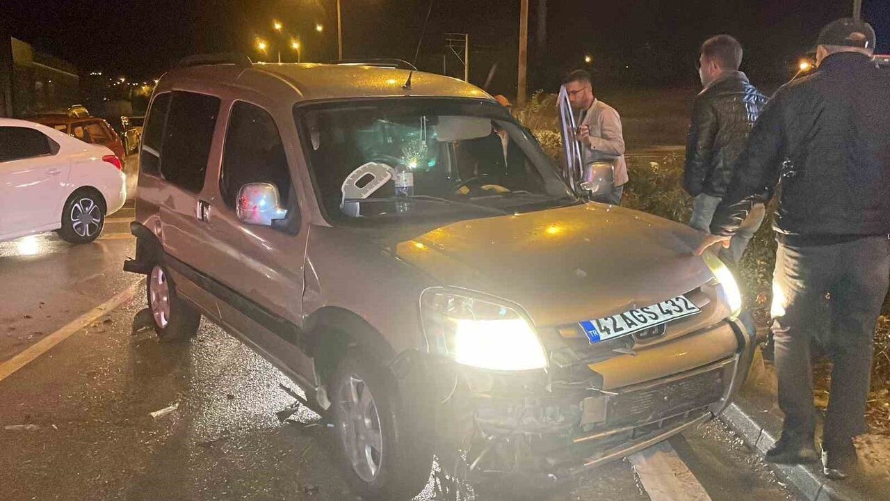 Karaman'da Alkollü Sürücü Işıktaki Araçlara Çarptı: Zincirleme Kaza — 2 Yaralı