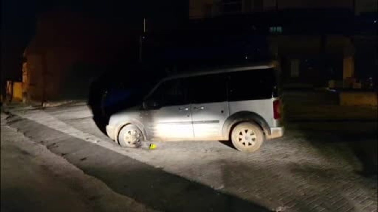 Karaman'da Hafif Ticari Araç Kundaklama Girişimi, Vatandaşlar Söndürdü