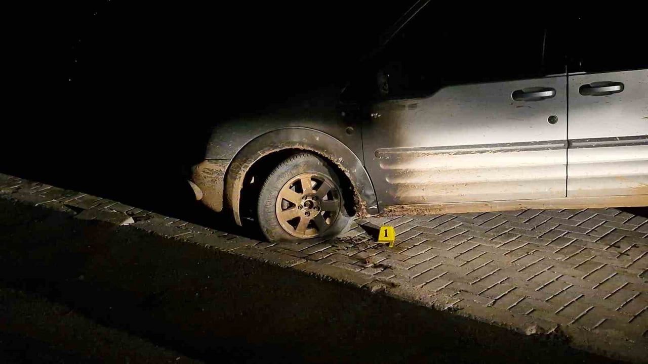 Karaman'da Hafif Ticari Araç Kundaklandı — Yangın Büyümeden Söndürüldü