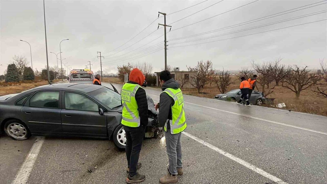 Karaman'da Kavşak Çarpışması: 2 Sürücü Yaralandı