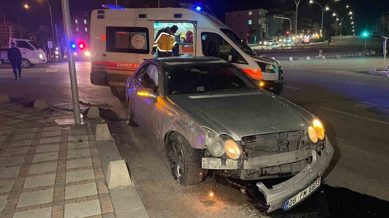 Karaman'da Kavşak Çarpışması: 3 Kişi Yaralandı