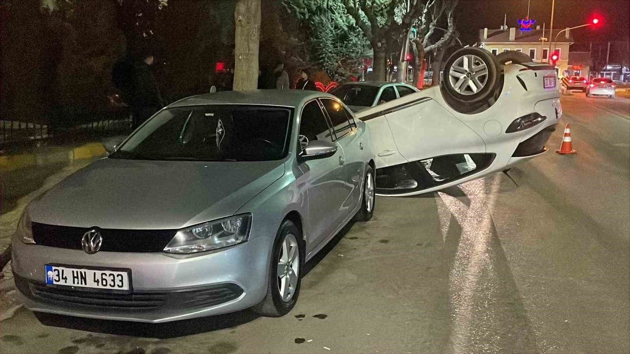 Karaman'da Park Halindeki Araçlara Çarpan Otomobil Ters Döndü