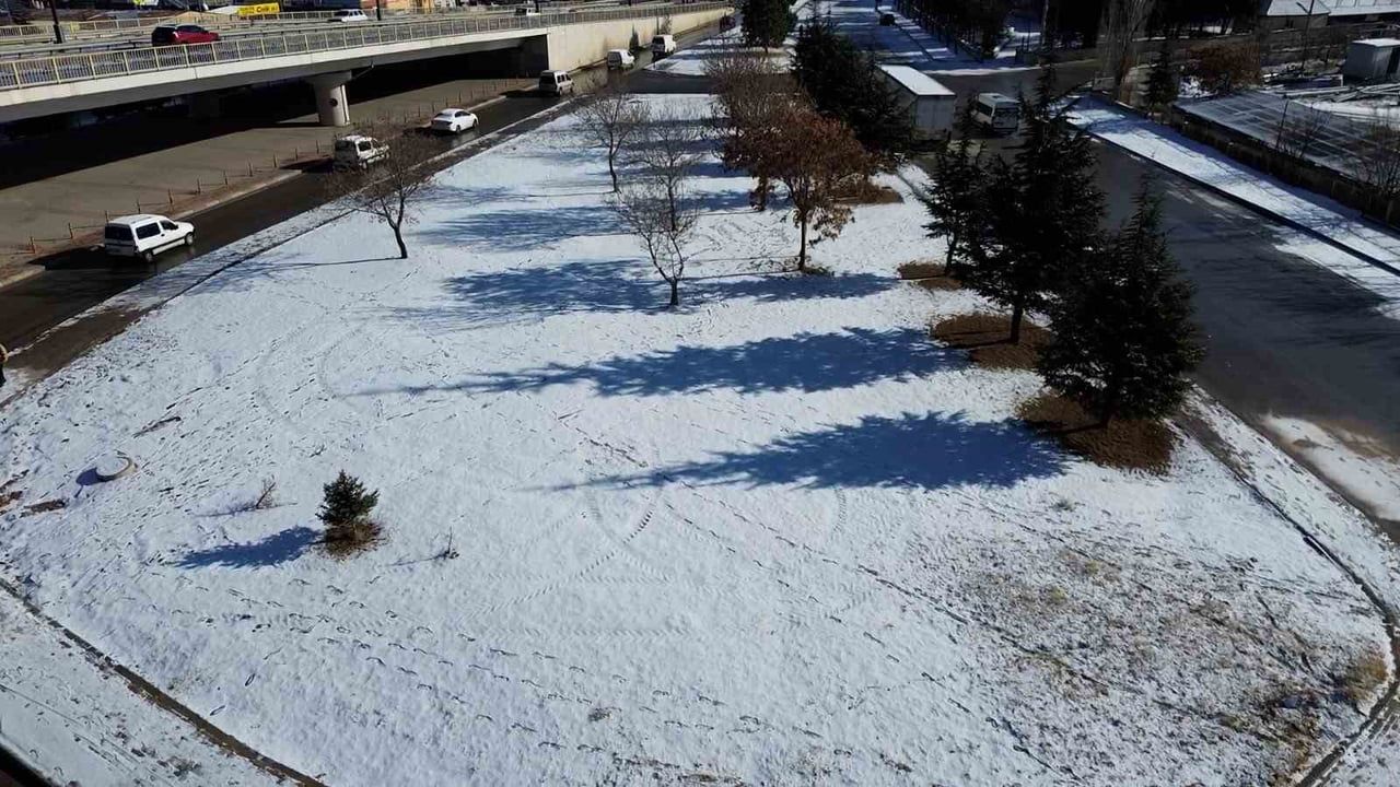 Karaman Mevsimin İlk Karıyla Beyaza Büründü