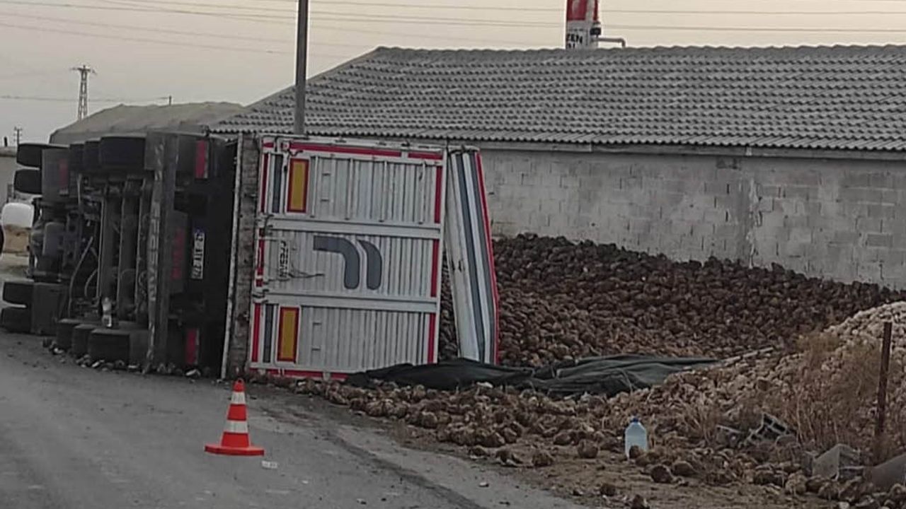 Karapınar'da Pancar Yüklü Tır Devrildi — 1 Yaralı