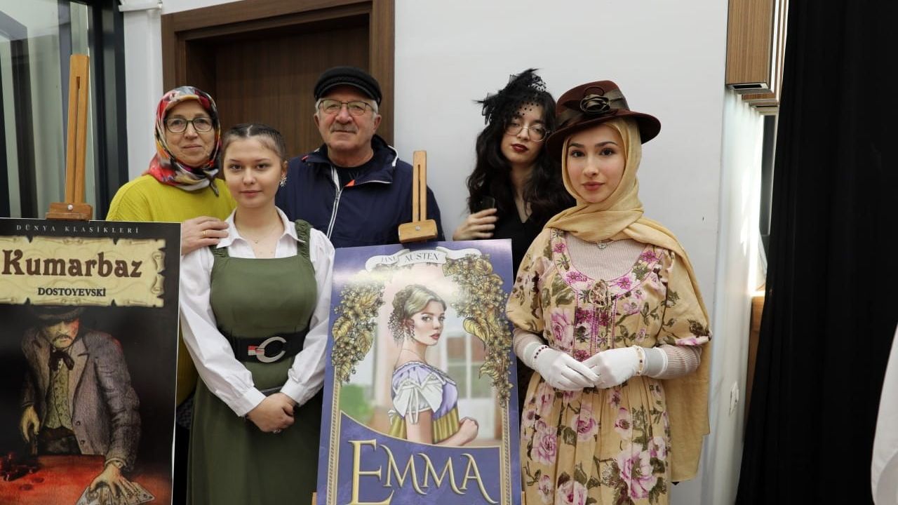 Karasu'da 'Roman Kahramanım Sensin' Sergisi: 120 Öğrenci 50 Romanı Canlandırdı