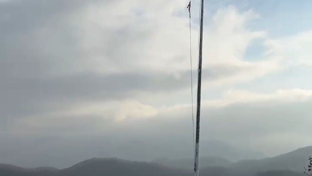 Karınca Kalesi'ndeki Yıpranan Türk Bayrağı Yenilenmeyi Bekliyor