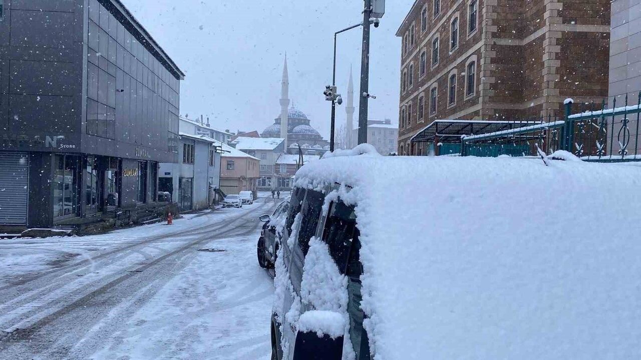 Karlıova Beyaza Büründü: Bingöl'de Yüksek Kesimlere Kar Yağışı