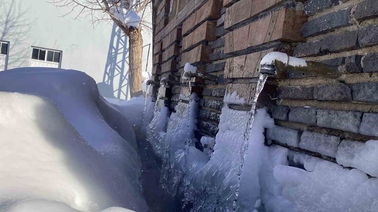 Karlıova Buz Tuttu: Termometre Eksi 22'yi Gösterdi