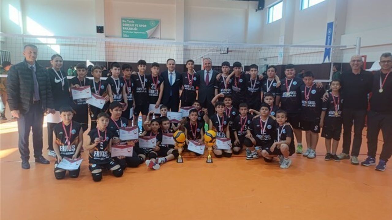 Karpuzlu'da Yıldız Erkekler Voleybol Müsabakaları Sona Erdi