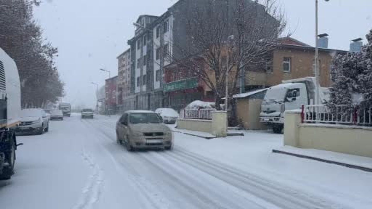 Kars Beyaz Gelinliğini Giydi: Meteoroloji Uyardı, Kar Şehri Beyaza Bürüdü