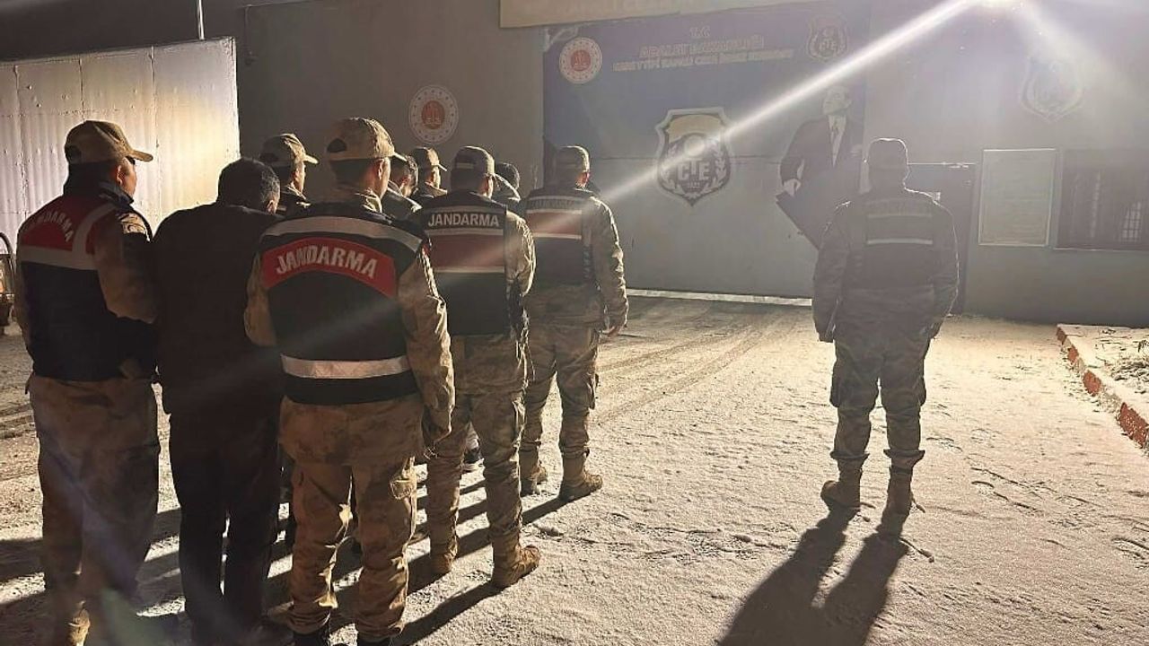 Kars'ta Bagaja Gizlenen 28 Düzensiz Göçmen Jandarmaya Yakalandı