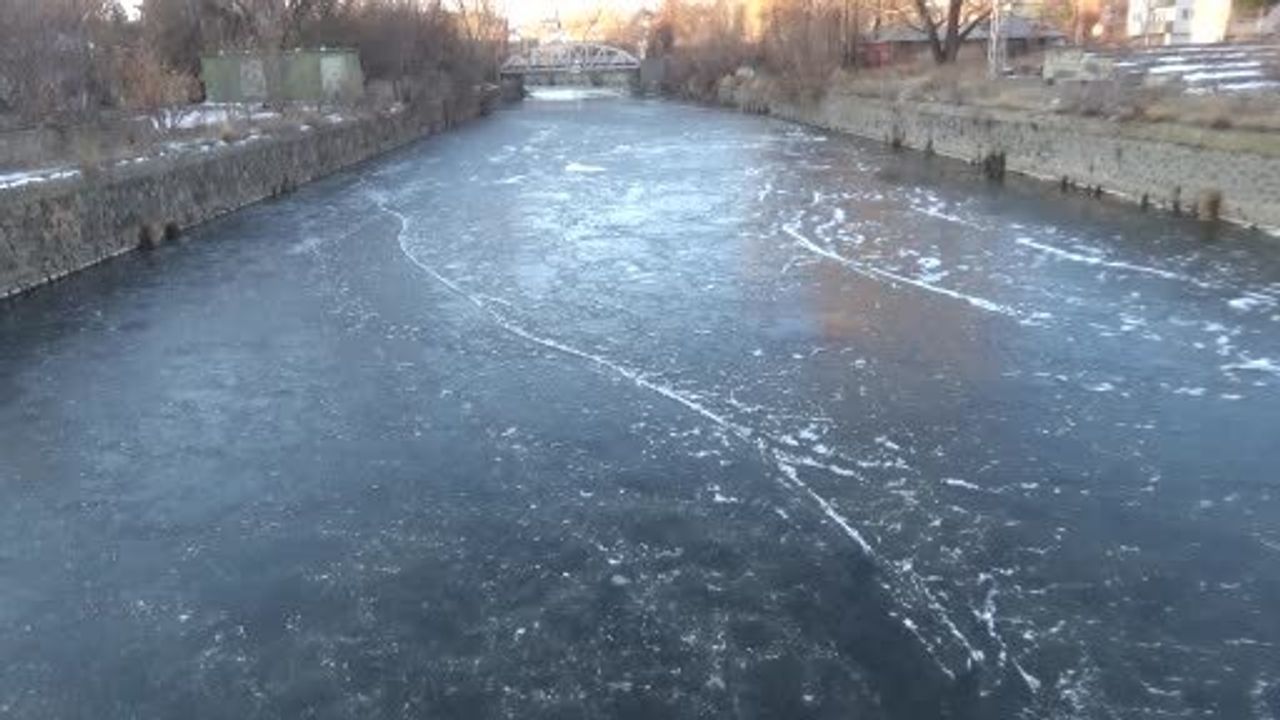 Kars'ta Eksi 15 Derece: Kars Çayı 1 Günde Dondu