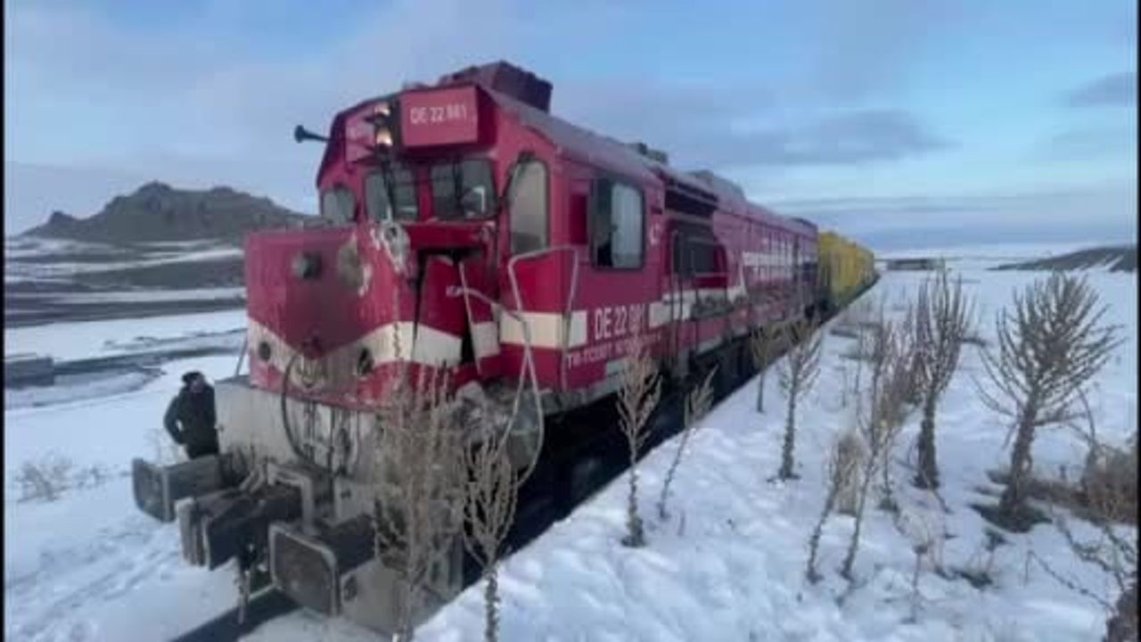 Kars’ta Hemzemin Geçitte Yük Treni Kamyona Çarptı: 1 Kişi Öldü