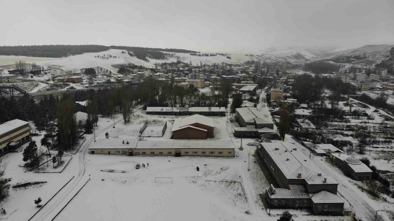 Kars’ta Kar Coşkusu: Çocuklar Kardan Adam Yaptı, Sarıkamış’ta Kızak Keyfi