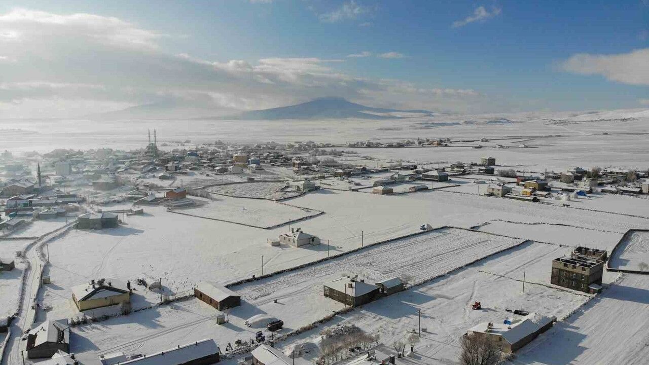 Kars’ta Kar Etkili: Buzlanan Yolda Mahsur Kalan Tır Kurtarıldı