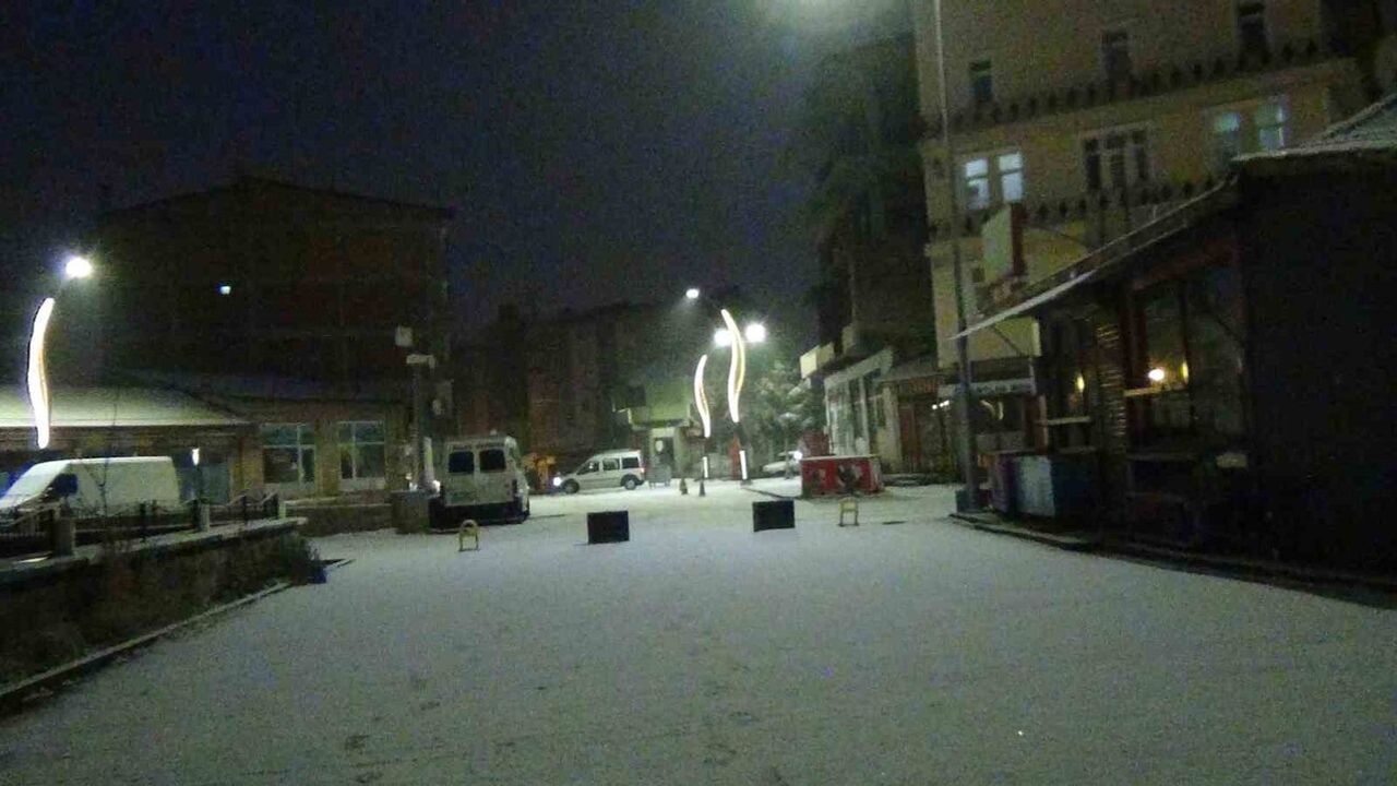 Kars'ta Mevsimin İlk Karı: Kent Beyaza Büründü