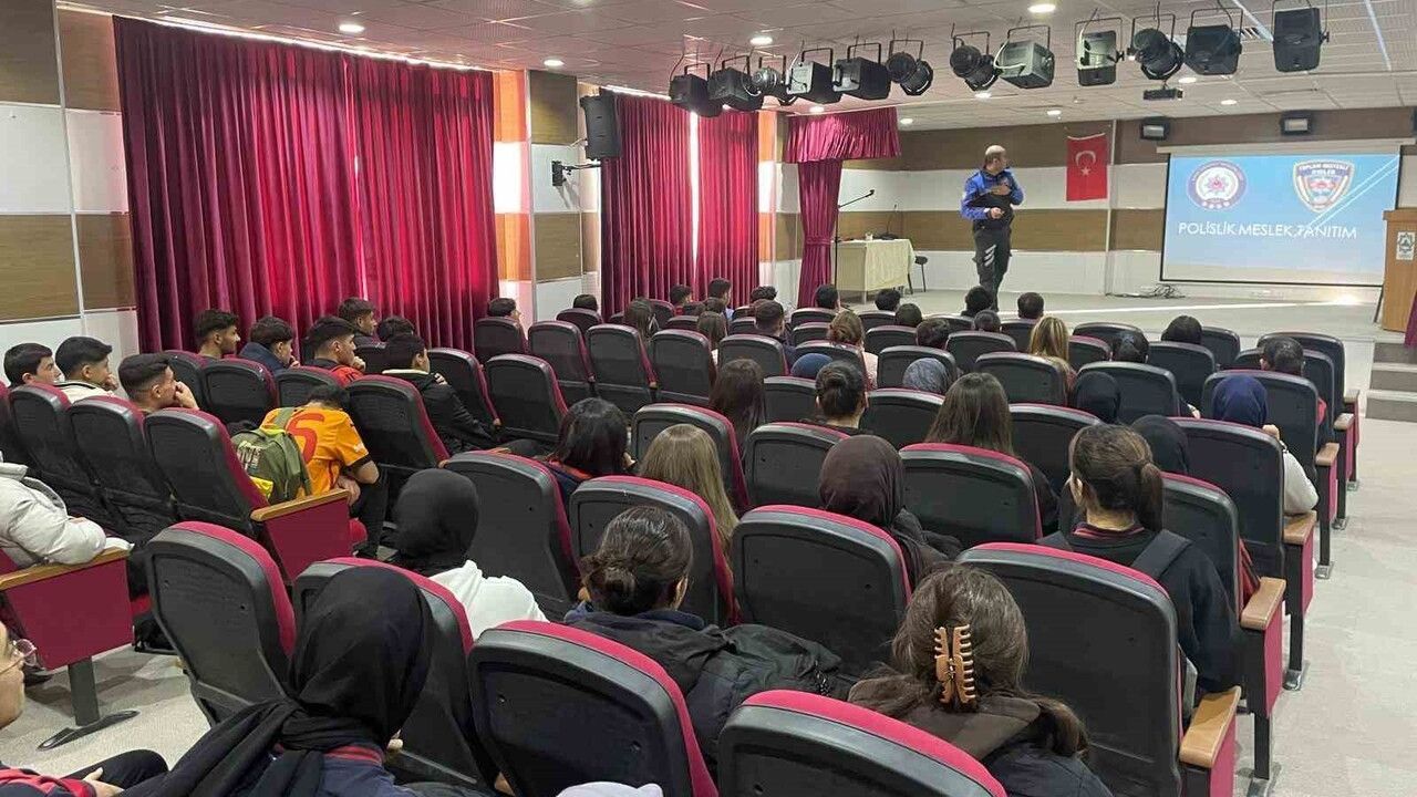 Kars'ta Öğrencilere Polislik Mesleği Tanıtıldı