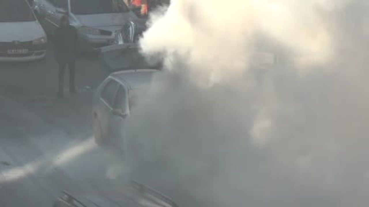 Kars'ta Park Halindeki Otomobil Alevlere Teslim Oldu