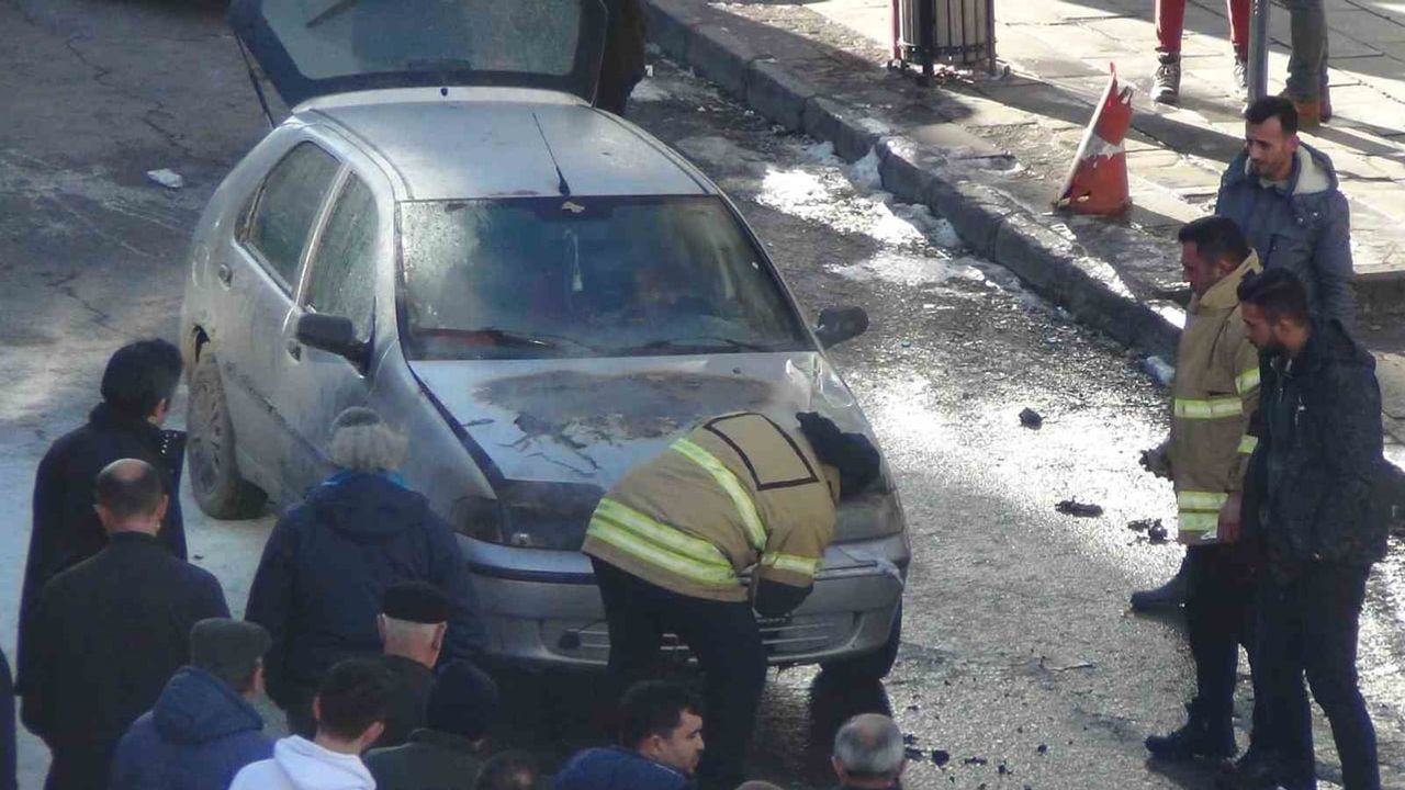 Kars'ta Park Halindeki Otomobil Alevlere Teslim Oldu — İtfaiye Müdahalesiyle Söndürüldü