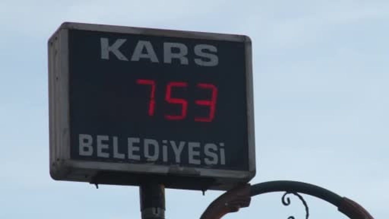 Kars'ta Sibirya Soğukları: Termometreler Eksi 15'i Gösterdi, Çamaşırlar Buzdan Heykele Döndü