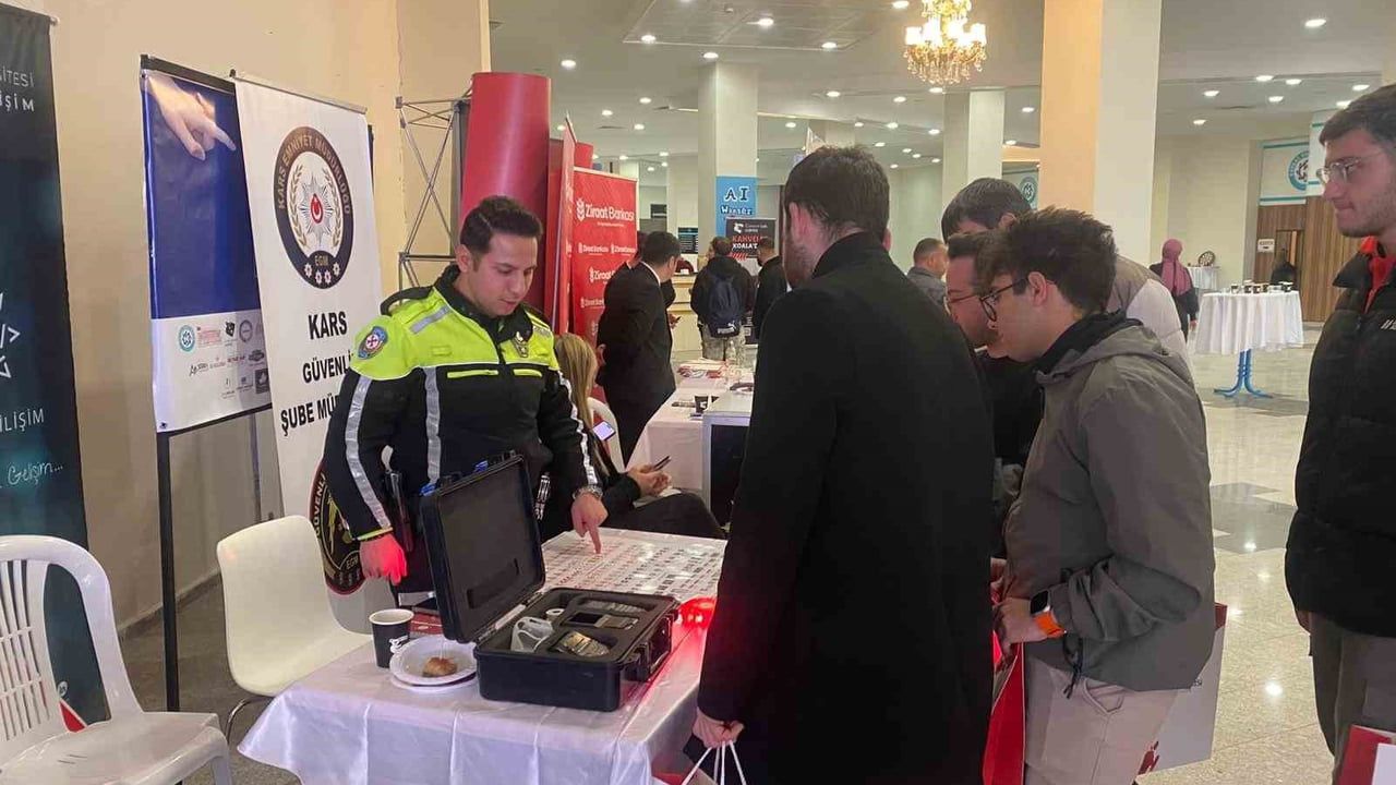 Kars'ta Üniversite Öğrencilerine Trafik Ekipmanları Tanıtıldı