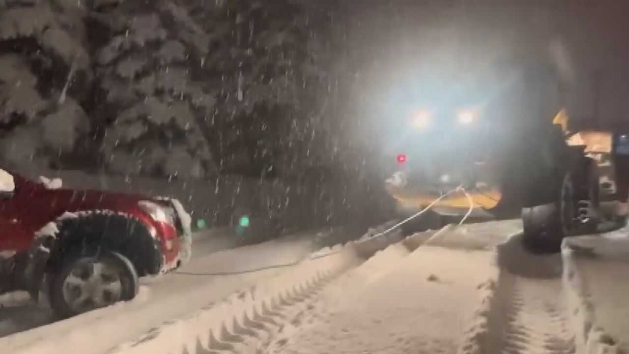 Kars'ta Yoğun Kar: Sarıkamış Özel İdare Mahsur Aracı Kurtardı