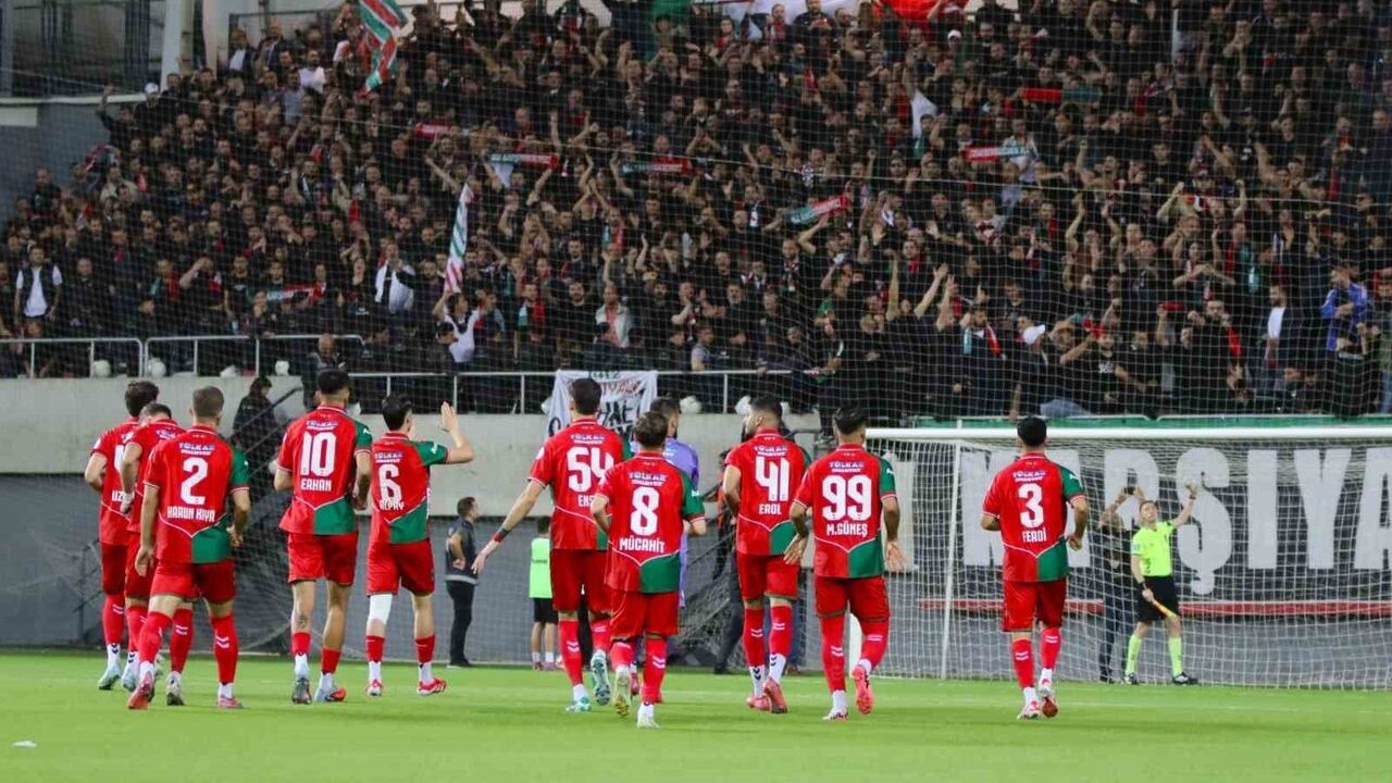 Karşıyaka, Eskişehirspor'a 3-0 Yenilgiyle Sezonun İlk Mağlubiyetini Aldı