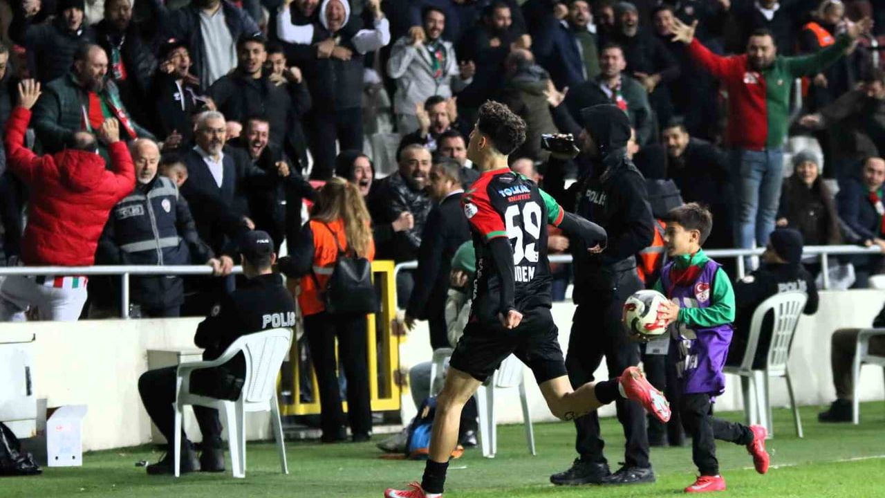 Karşıyaka, Tire 2021 FK'yı 2-1 Yenerek Devreyi Galibiyetle Kapattı