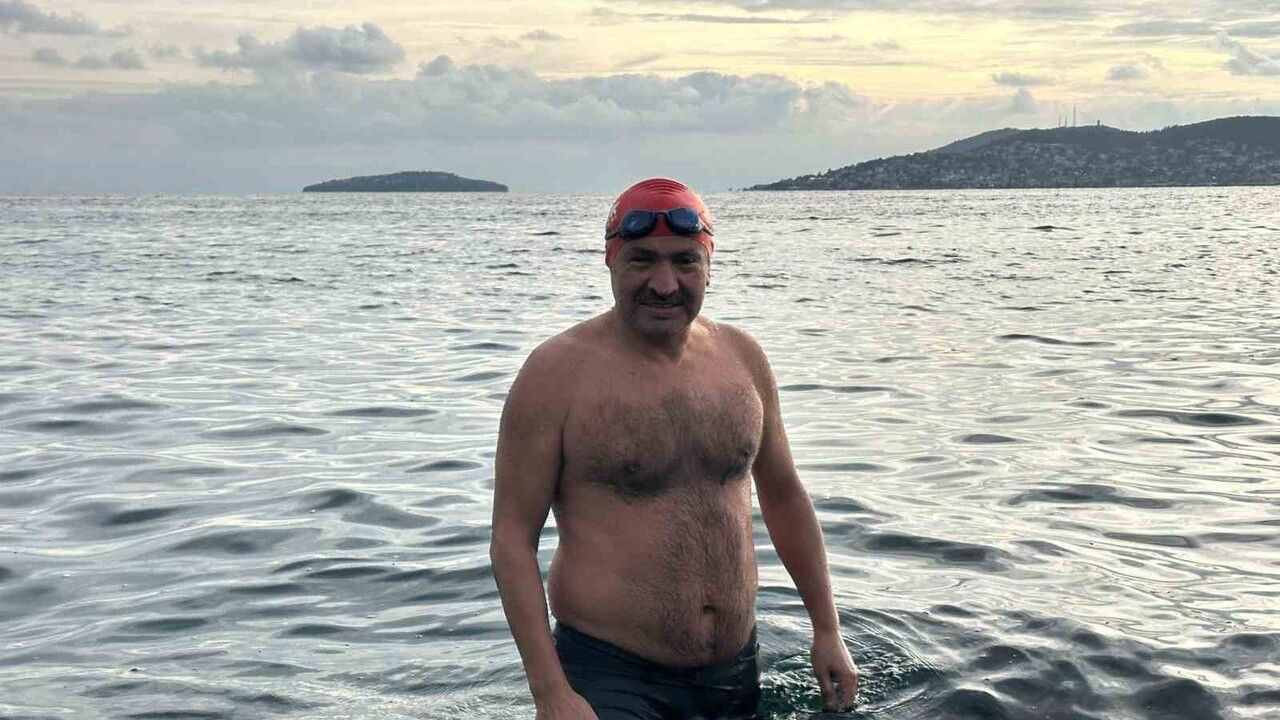 Kartal'da Soğuğa İnat: Dragos'ta İki Arkadaş Denize Girdi