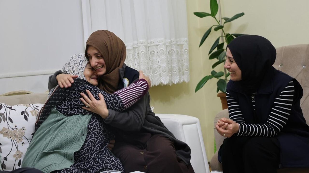 Kartepe'de 'Alo Evlat' Ekipleri Hane Hane Yalnız Yaşlıların Yanında
