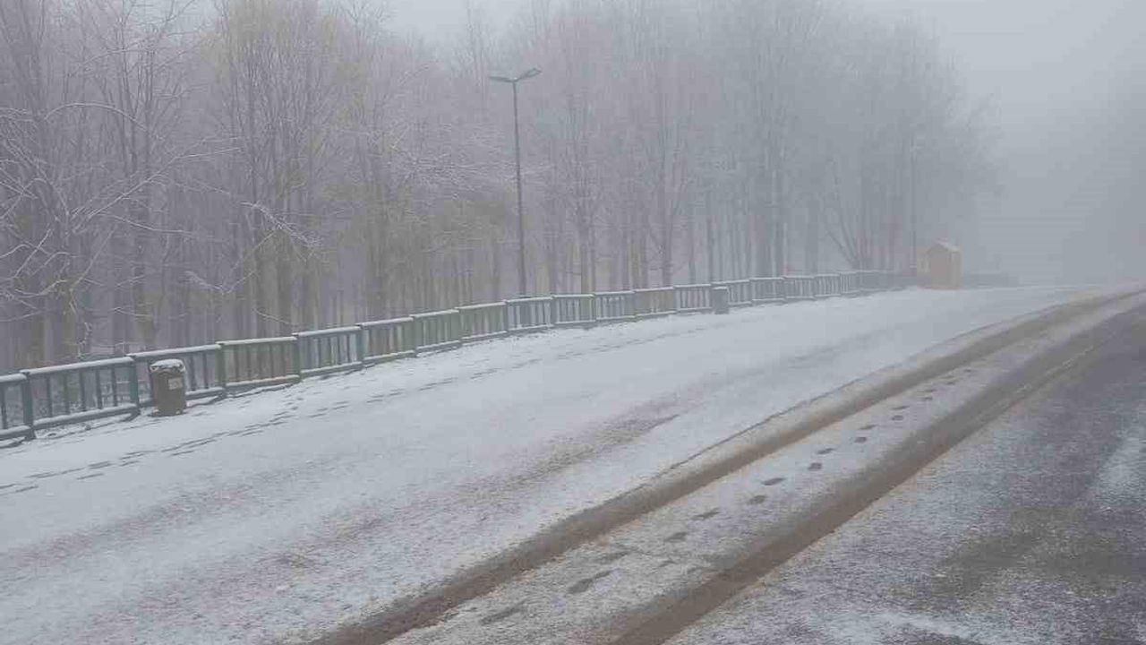 Kartepe'de Kar Yağışı Devam Ediyor: Samanlı Dağları Zirvesi Beyaza Büründü